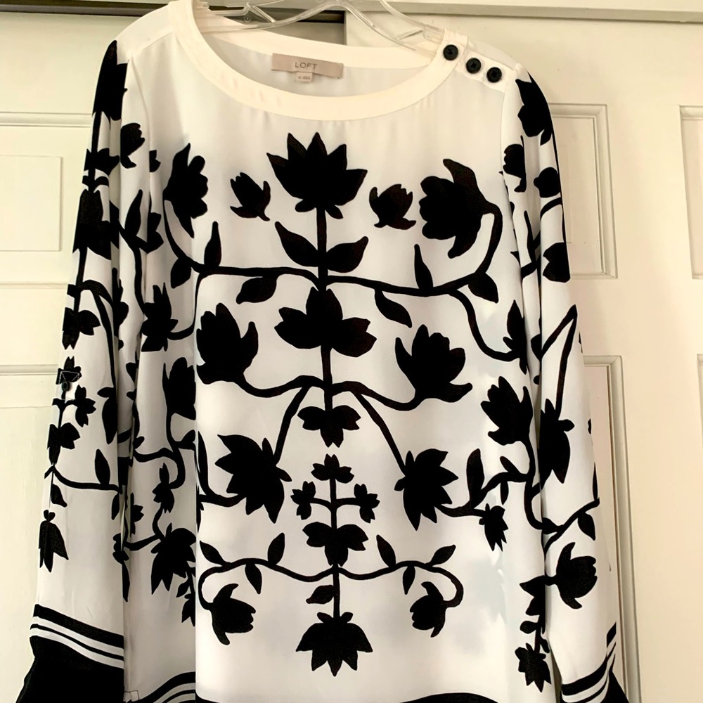 LOFT long sleeve blouse in black/white. Size XS